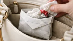 Złóż ulotkę w zamykany woreczek na śmieci do torebki w 1 minutę